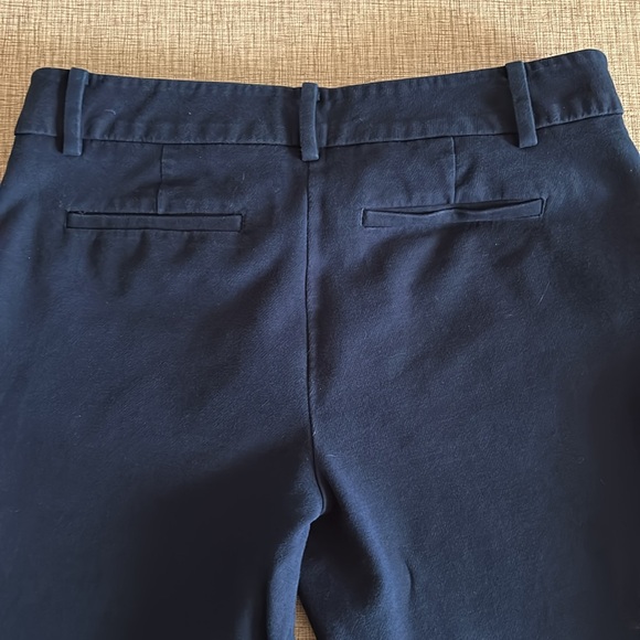Ann Taylor navy blue cropped pants. Excellent Used Condition. Size 6 petite - Picture 5 of 6